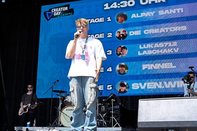 Lewinray auf der Bühne.