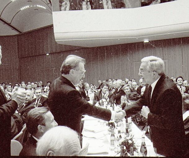 Das Bild links zeigt den damaligen Ministerpräsidenten Baden-Württembergs, Lothar Späth (1937–2016), und den damaligen IHK-Hauptgeschäftsführer Dr. Karl Maier bei einer Veranstaltung im Forum Ludwigsburg. Foto: LKZ Archiv