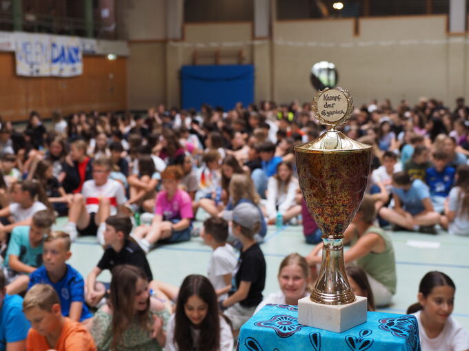 Der Pokal steht schon bereit.
