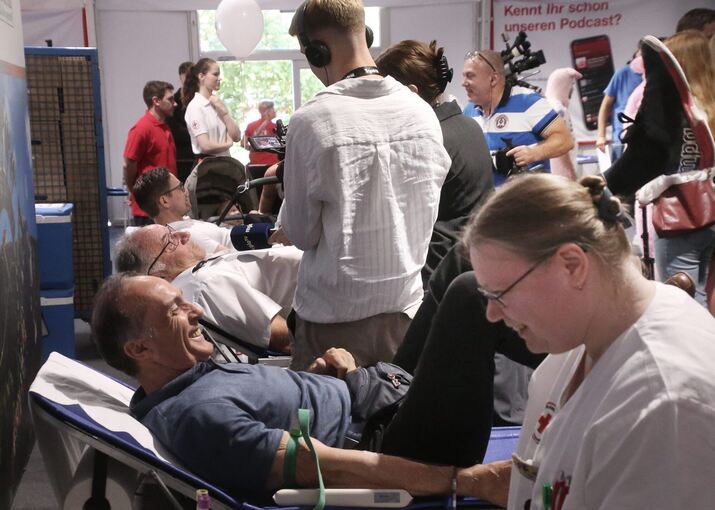 Mit Freude bei der Blutspende: Eberhard Gienger ist von Anfang an dabei.