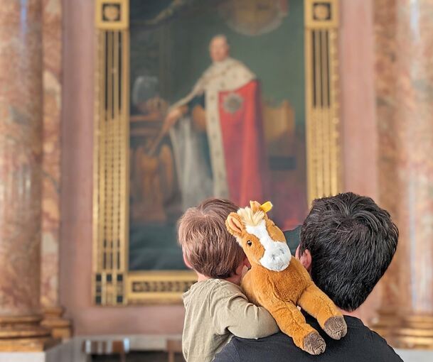 Bei „Meine erste Schlossführung“ darf auch das Kuscheltier mit ins Schloss. Foto: SSG BW/p Bei „Meine erste Schlossführung“ darf auch das Kuscheltier mit ins Schloss.
