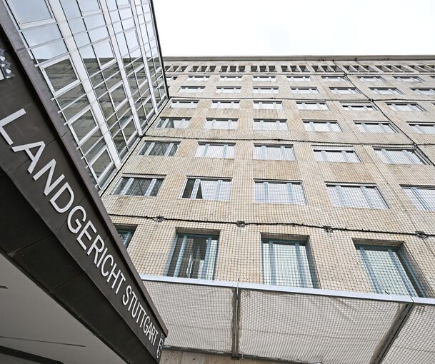 Vor dem Stuttgarter Landgericht wird gegen zwei mutmaßliche Dreifach-Supermarkträuber verhandelt.