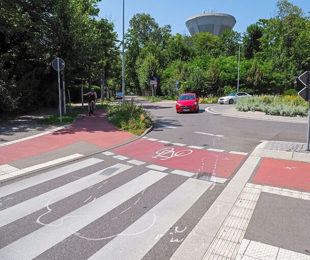 An der Ausfahrt in Richtung Aldinger Straße ist am vorigen Donnerstag ein Radler von einem Sattelzug erfasst worden.