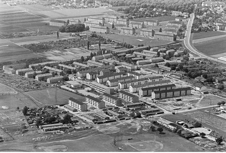 Transformation 1963: Damals existieren noch einige der ursprünglichen Flüchtlingsbaracken aus Holz (vorne und rechts oben). Die Bima-Wohnblöcke (hinten), die jetzt alle weichen müssen, wurden ab 1951 gebaut. Foto: Hugo Moser