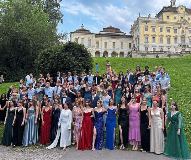 Die Abiturienten des Ludwigsburger Mörike-Gymnasiums beim Abiball im Blühenden Barock.
