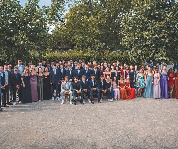 Haben das Abitur bestanden: Die Schülerinnen und Schüler des Otto-Hahn-Gymnasiums. Foto: privat Haben das Abitur bestanden: Die Schülerinnen und Schüler des Otto-Hahn-Gymnasiums.