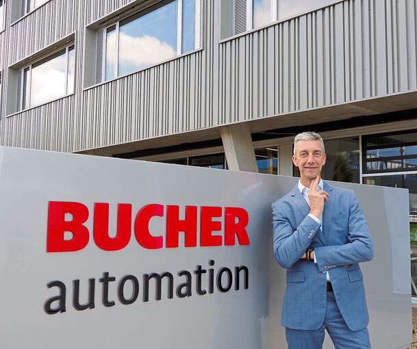 Vorstandsvorsitzender Christian Benz vor dem Neubau in Marbach.