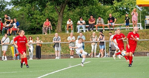 Heiß umkämpft waren schon die ersten Spiele.