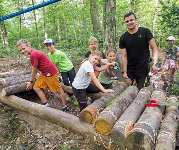 Holz ist mitten im Wald der bevorzugte Werkstoff der Ferienkinder.