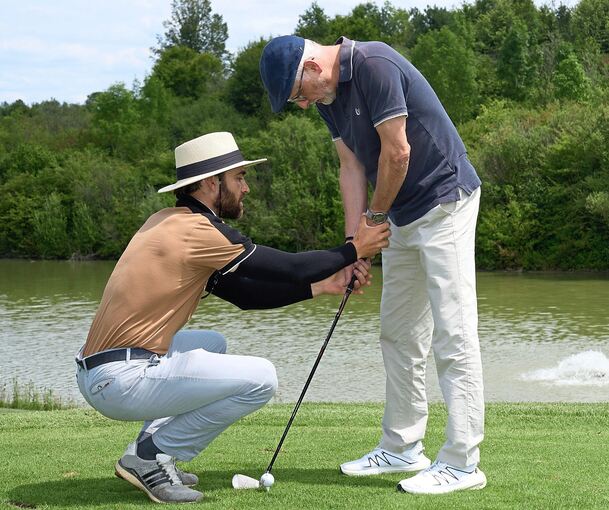 Trainer und Ex-Profi Pedro Romero bringt Golf-Neuling Hans-Dieter Weßbecher die richtige Haltung bei.