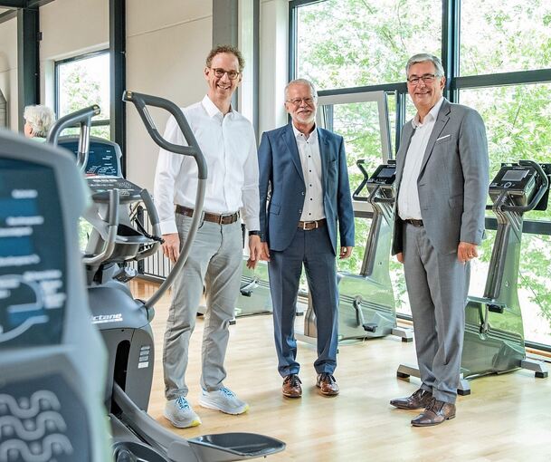 Landrat Dietmar Allgaier mit den OKM- und Ortema-Geschäftsführern Olaf Sporys und Rüdiger Loy beim Rundgang durch die OKM.