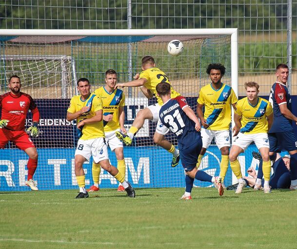 Früh im Mittelpunkt: Bissingens Torhüter Sven Burkhardt (liniks) – hier bei einem Schuss von Hollenbachs Luke Knapp.
