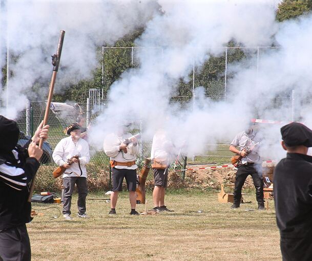 Die Böllerschützen feuern beim Wettbewerb der „Klang-und Schönheitsconcurrenz“ ihre Waffen ab.