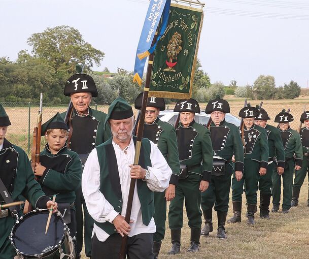 Die Fußjägercompanie marschiert zum Festakt ein.