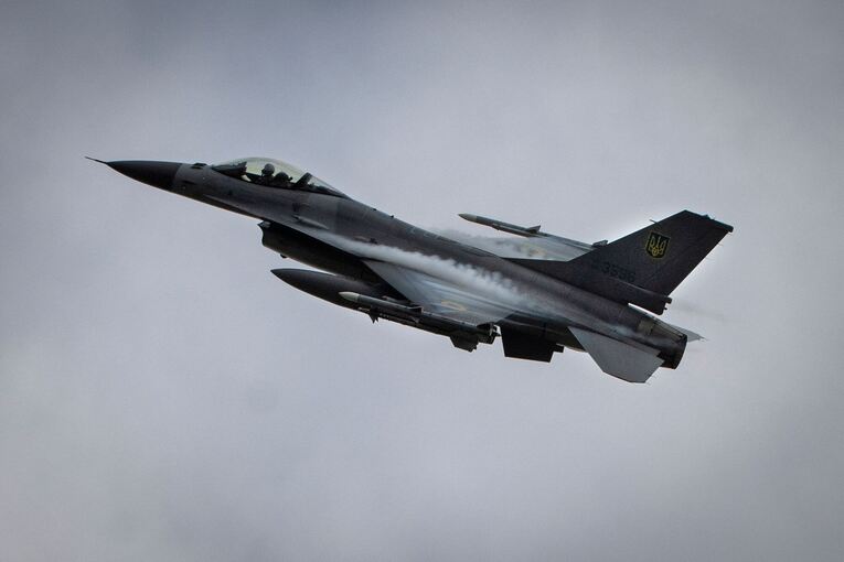 Ukraine-Krieg - Selenskyj stellt erste F-16 der Ukraine vor Ukraine-Krieg - Selenskyj stellt erste F-16 der Ukraine vor