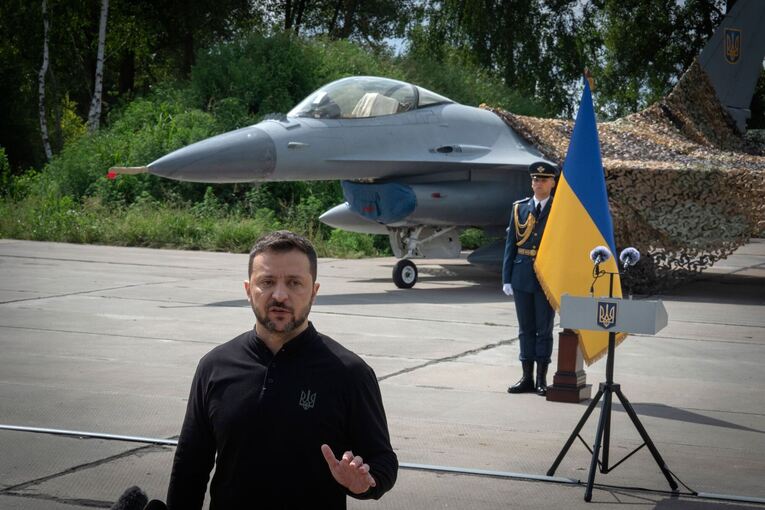 Ukraine-Krieg - Selenskyj stellt erste F-16 der Ukraine vor Ukraine-Krieg - Selenskyj stellt erste F-16 der Ukraine vor