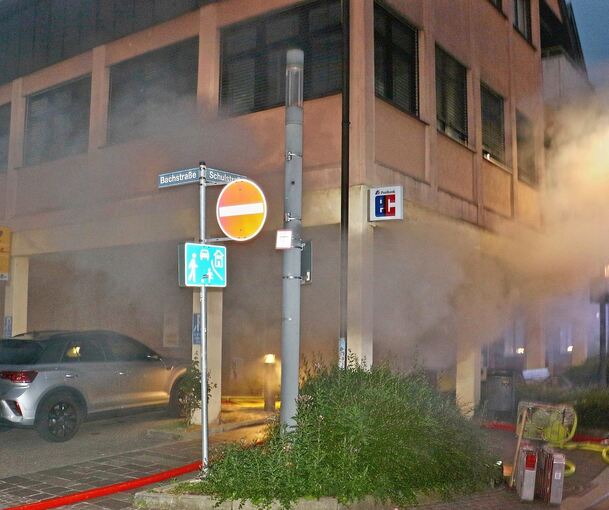 Der Besitzer des Geschäftes soll das Feuer in dem Gebäude in Gerlingen gelegt haben.