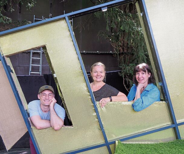 Auf geht‘s in die letzte Runde: Intendantin Christine Hofer (rechts) und Geschäftsführerin Susanne Schmidt hoffen eine gute Bilanz am Ende der Saison. Helfen könnten das gute Wetter und das letzte Stück „Die Bremer Stadtmusikanten“, in dem Michael Jo