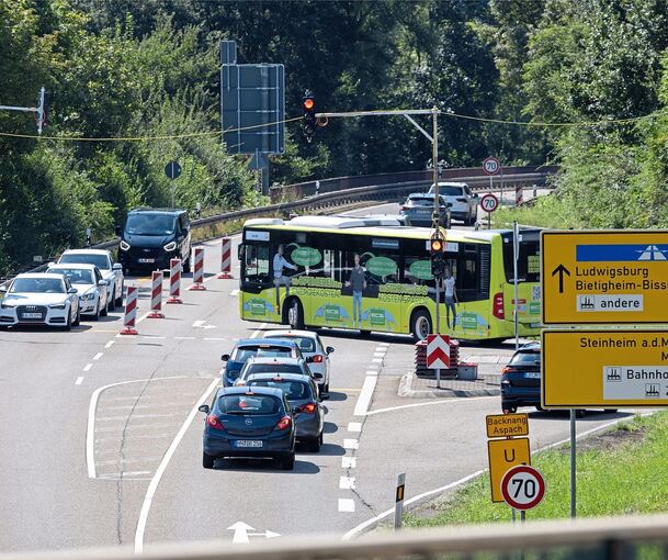 Wegen der Sanierung des Autobahnzubringers zwischen Aspach und Großbottwar und des daraus resultierenden Mehrverkehrs in Steinheim wurde auf der L 1100 bei Murr eine Behelfsampel installiert.