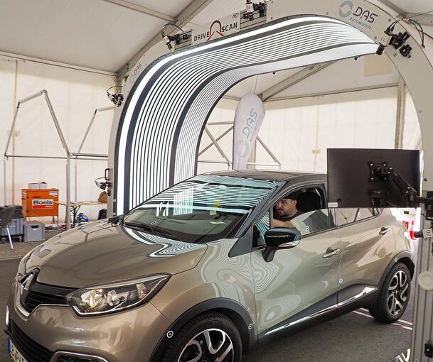 Wenn viele Schäden auftauchen, wie in diesem Sommer im Kreis Ludwigsburg, laden Versicherer die Geschädigten auch zu Sonderaktionen ein. Hier ist ein KI-gesteuerter Hagelscanner zu sehen, den die Württembergische aufgebaut hatte.