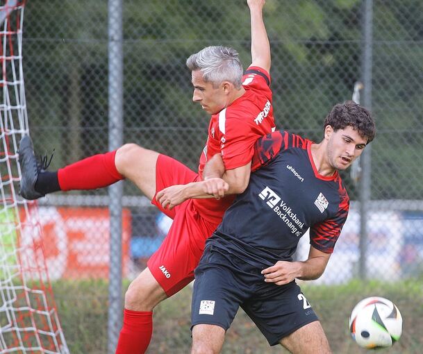 Gabriel Fota (links) und der TV Pflugfelden machen der TSG Backnang um Rafael Terpsiadis das Leben schwer.