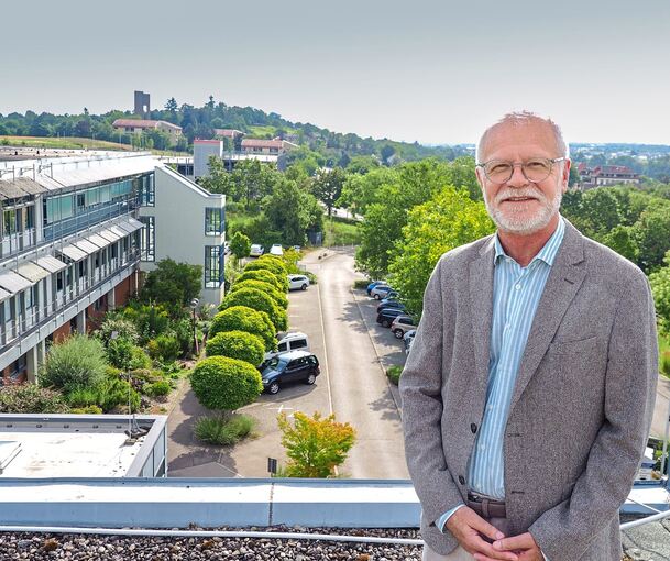 Geschäftsführer Olaf Sporys auf dem Dach der Orthopädischen Klinik in Markgröningen: Im Hintergrund sind Wohnhäuser zu sehen, die für Mitarbeiter gedacht sind (links oben). Nebenan will die OKM ein weiteres Grundstück kaufen.