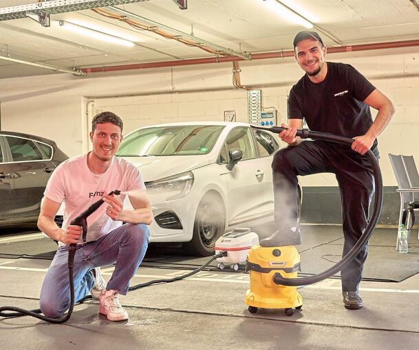 Kai (links) und Ata reinigen Autos im Marstall-Center.