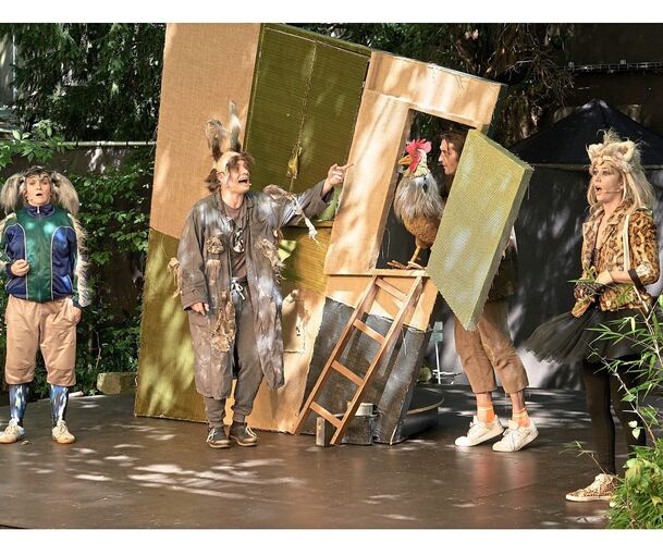 Weg vom Abstellgleis: Esel (Michael Johannes Mayer), Hund (Anja Barth), Katze (Johanna Fehrenbach) und Hahn (Bernhard Linke) beim Theatersommer.