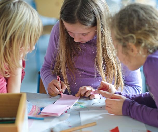 Wo es keine Ganztagsschulen gibt, werden Kinder oft anderweitig betreut, auch bei den inhalt- lichen Konzepten sind die Kommunen gefordert, teils mit den örtlichen Vereinen.
