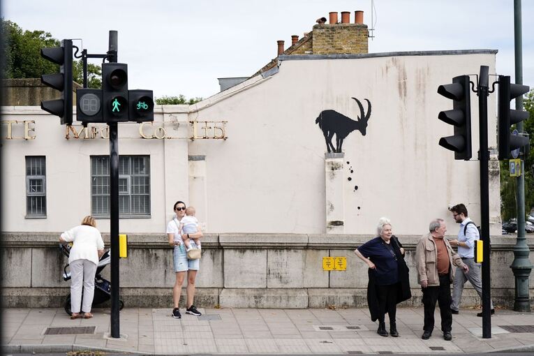 Banksys neues Werk in London - Steinbock an einer Wand
