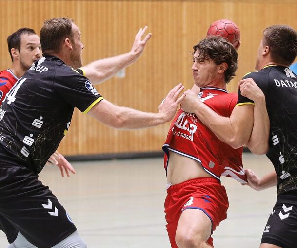 Verbissener Test: Bietigheims Fynn Nicolaus (Mitte) wird von Lenny Rubin (links) und Gianfrnako Pribezic in die Zange genommen.