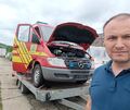 Pfarrer Péter Szeghljanik(re) mit dem in die Ukraine überführten Feuerwehrauto aus Hemmingen vor der Neulackierung