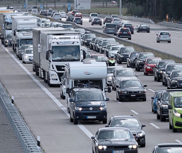 Auf der A81 staute es sich am Dienstagmorgen heftig. Symbol
