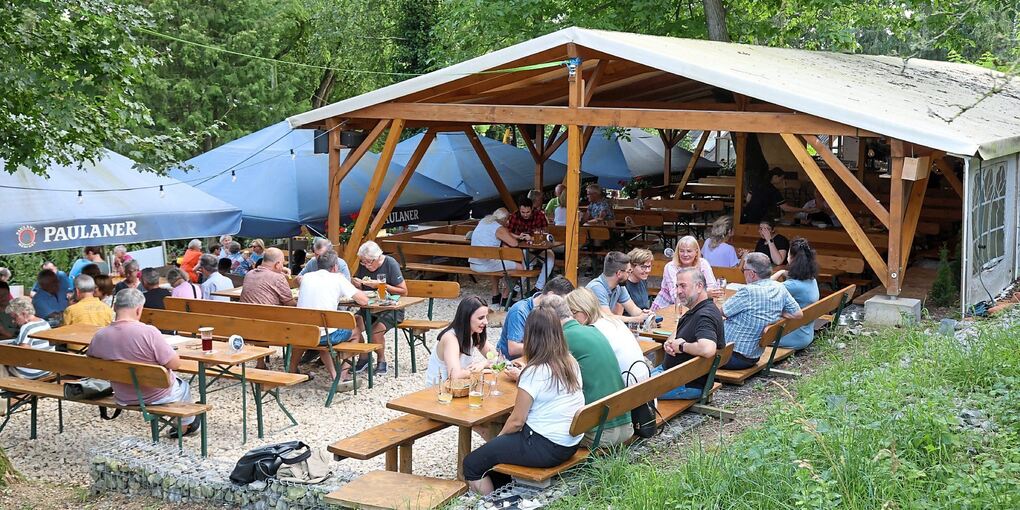 Seit Jahren gibt es diesen Biergarten, noch länger daneben das Schützenhaus als Gaststätte – nicht aber offenbar aus Kreisbehördensicht.