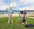 Vor dem großen Zelt des Circus Roncalli zeigt Jongleur Noel Aguilar seine Tricks LKZ-Redakteurin Carolin Schneider.
