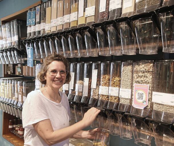 Nathalie Alméras vor ihrer unverpackten Ware.