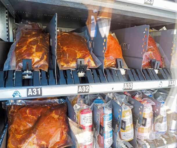 Am Automaten der Landmetzgerei Brosi kaufen manchmal sogar Kunden ein, wenn der Laden direkt daneben auf hat.