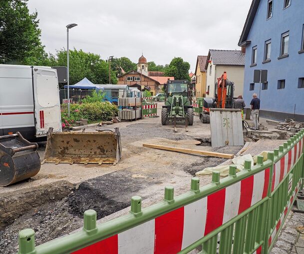 Seit Monaten tue sich nichts auf dieser Baustelle, schimpfen Anwohner, die deshalb noch länger den Umleitungsverkehr ertragen müssen.
