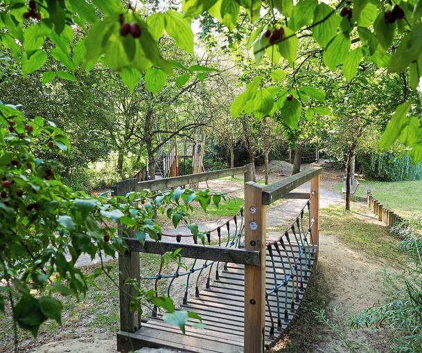 Auf welchen Spielplätzen hat es Schatten? Wir haben uns in der Stadt umgeschaut. Hier der Spielplatz in der Uferstraße in Hoheneck.