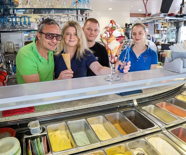 Ein gigantischer Früchtebecher steht vor Paolo, Monika und Sebastian Dell’acqua, die zusammen mit ihrer Mitarbeiterin Julia Baranska (v. l.) für den LKZ-Fotografen an der Verkaufstheke posieren.