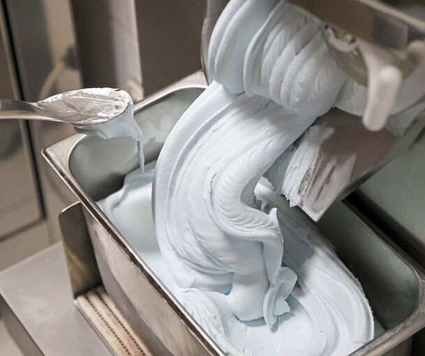 Die Eismaschine liefert Nachschub.