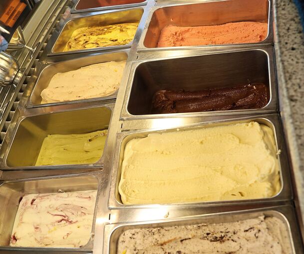 Familie Dell’acqua bietet 24 Sorten Eis an.