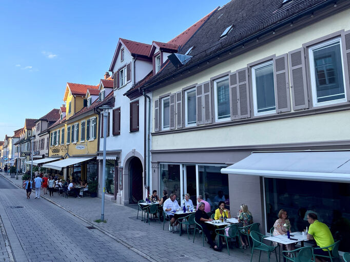 Die Eberhardstraße hat mit ihrer Außengastronomie einiges zu bieten. Einzige schmerzhafte Lücke: die Weinstube Klingel. Foto: Holm Wolschendorf
