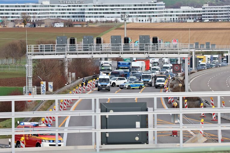 Bei einer Tunnelsperrung staut sich der Verkehr davor schnell auf mehrere Kilometer.