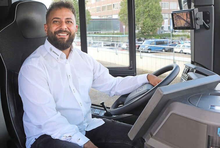 Der Tammer Mustafa Özyakan hinter dem Steuer eines LVL-Busses.