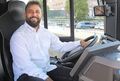 Der Tammer Mustafa Özyakan hinter dem Steuer eines LVL-Busses.