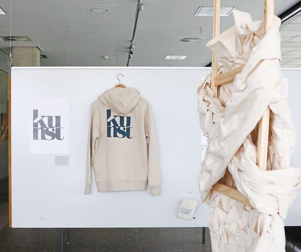 Klar, humorvoll und zugleich drastisch-ironisch: „Malerei 10“ von Luka Goossens (im Vordergrund rechts hängend) sowie das Logodesign „Kunst“ von Benjamin Märkle