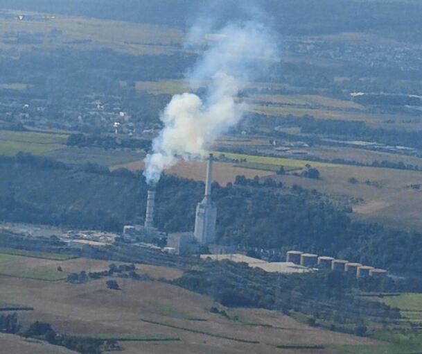 Weißer Rauch steigt am Dienstagnachmittag aus dem Schornstein des neuen Kraftwerks auf.