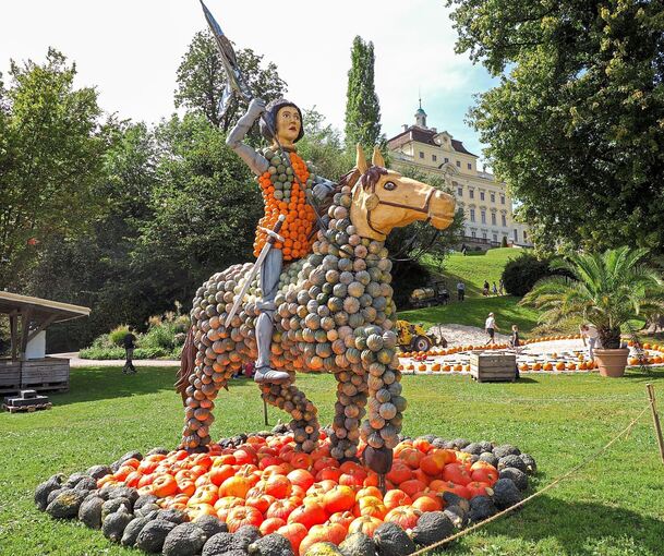 Die französische Nationalheldin Johanna von Orléans –auch als Jeanne d‘Arc bekannt – ist in der Kürbisausstellung hoch zu Ross zu sehen.