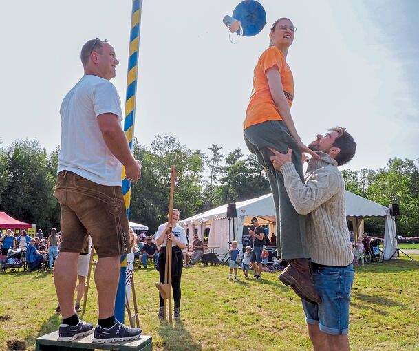 Jannika Seybold und Jakob Waible versuchen sich am Hahnentanz.